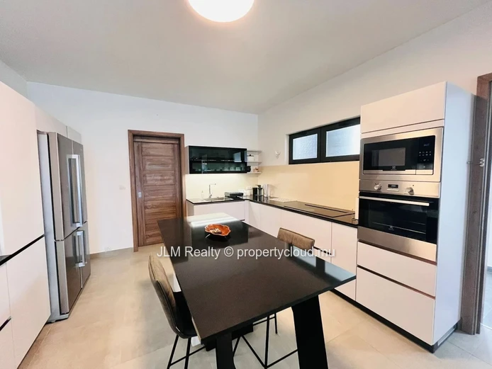 Penthouse Moderne de 2 Chambres avec Vue Panoramique sur le Parc à Louer à Phoenix, Île Maurice