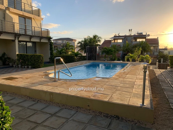 Flic en Flac location d'un triplex de 3 chambres avec piscine et vue dégagée sur Flic en Flac
