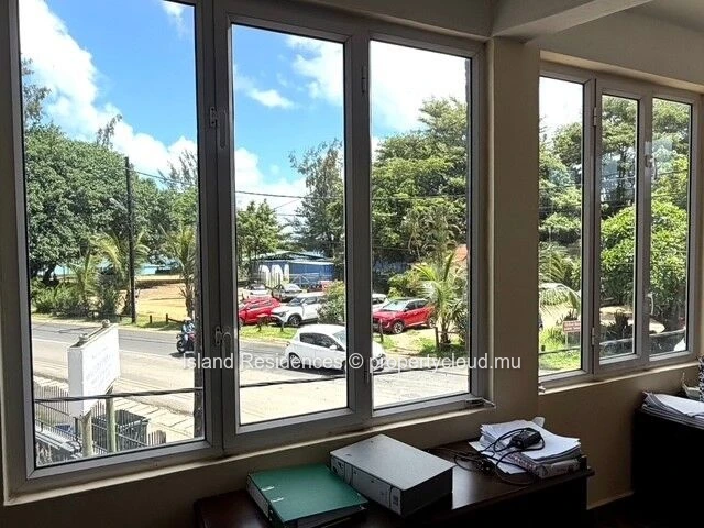 Espace commercial sur la route côtière dans le centre de Grand Baie