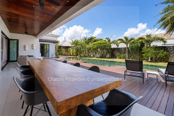 Villa élégante de 4 chambres en suite avec bureau – Une propriété familiale au cœur d’un cadre tropical privilégié