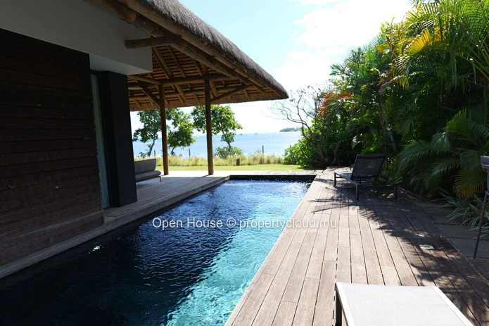Villa pieds dans l'eau de 280 m² à vendre à Rivière Noire