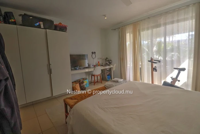 Modern and well-designed 3-bedroom penthouse a few minutes walk from the beach
