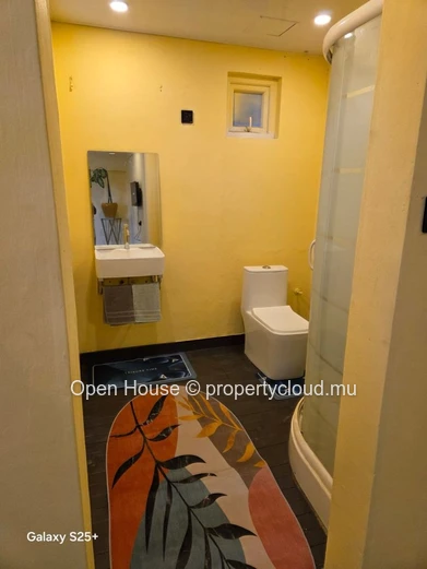 Local market - Apartment for sale in Péreybère - 41m² - fully renovated - close to shops - beach - Rs.