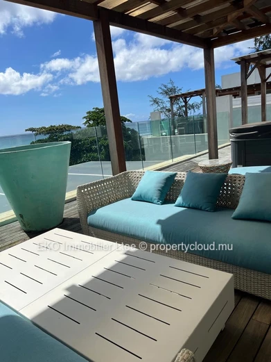 Beachfront Penthouse in Pointe aux Piments - 2BR, Pool & Sea View