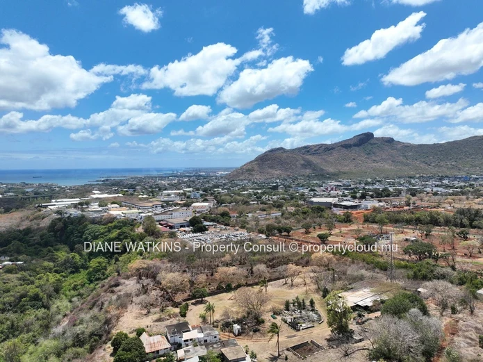 À Vendre – Terrain Commercial à Montebello