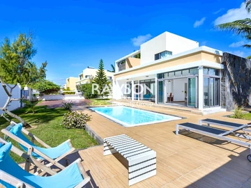 Exceptional Villa Facing Belle Mare Beach