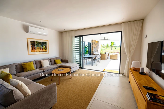 Modern 4-bedroom villa with golf view and private pool at Azuri Village – Mauritius