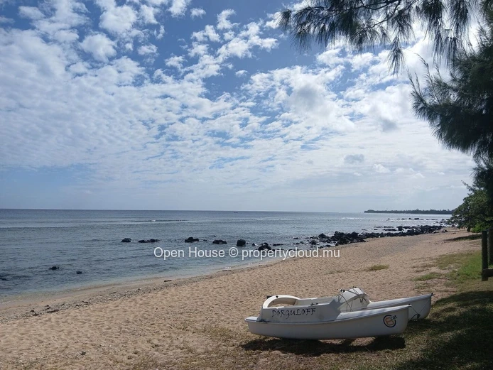 5-Bedroom Villa for Rent in Tamarin, 280m² Living Space, beach access