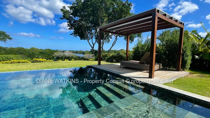 Contemporary Villa with Exquisite Views