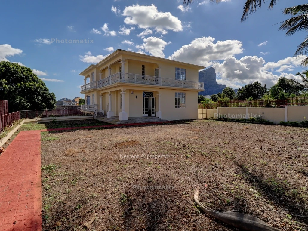 Maisons 5 Chambres à Vendre à Quatre Bornes NEST235989