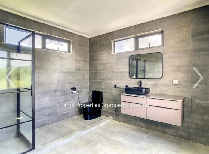 Spacious house for sale – Grand Gaube 