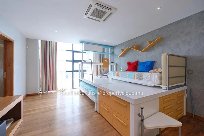 L'élégance moderne rencontre le confort dans un penthouse de designer