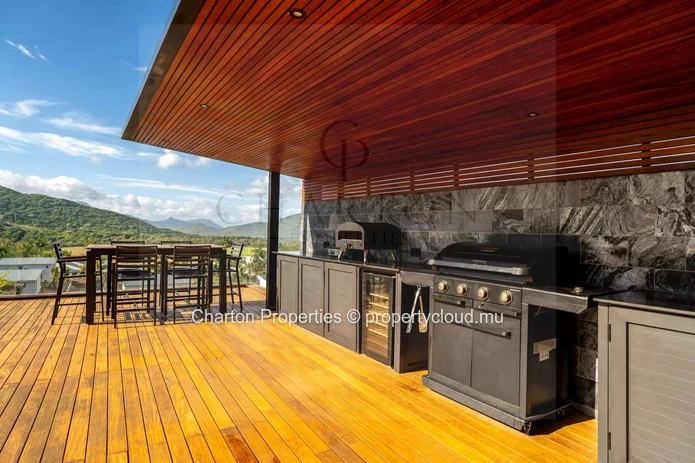 Contemporary 4-bedroom en suite villa with exceptional panoramic view of the sea and mountains