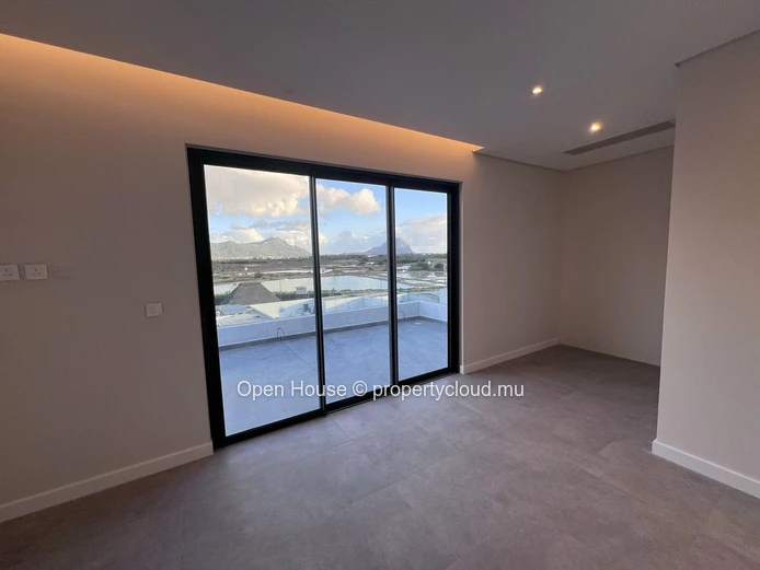 Seafront penthouse in Rivière Noire, 280m², 3 bedrooms, private pool, panoramic sea view.