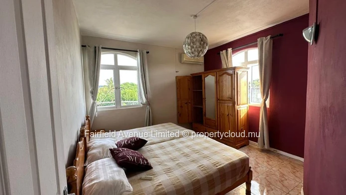 Appartement à louer à Grand Baie avec piscine commune, vue mer du balcon d'en haut. Prix : Rs 25 000