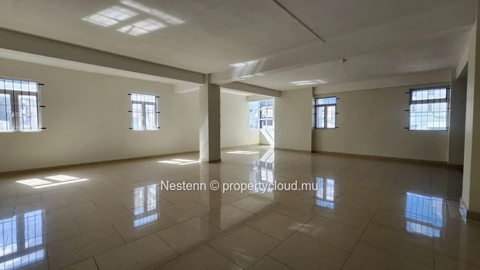 Bureau spacieux non meublé de 257m2 avec balcon