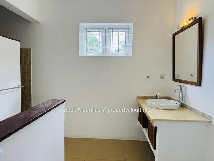 Exceptional 4-Bedroom Ensuite House on an Expansive Estate