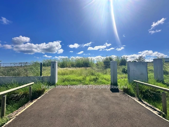 Sea view! Residential Land between sea & mountains in Flic en Flac - Mauritius