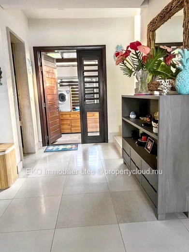 Seaside Elegance: Spacious 3-Bedroom in Rivière Noire
