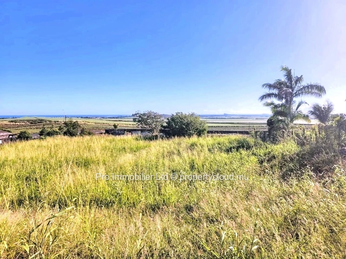 À Vendre : Terrain Spacieux à Mont Piton 1 avec Vue Imprenable sur le Nord.