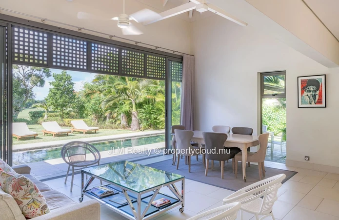 Villa d’Exception avec un magnifique Terrain vue golf à Vendre dans un Domaine Golfique