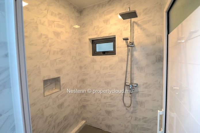 Maison non meublée de 5 chambres et de 203 m² sur un terrain de 210 m². 