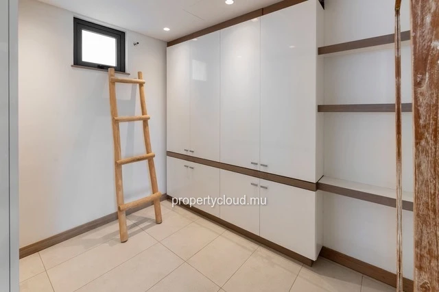 A vendre penthouse de 3 chambres en suite accessible aux étrangers à Mont Choisy.