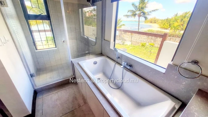 Elegant 4 bedroom seafront villa