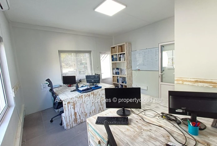 À louer – Bureau indépendant de 13m² (rez-de-chaussée)