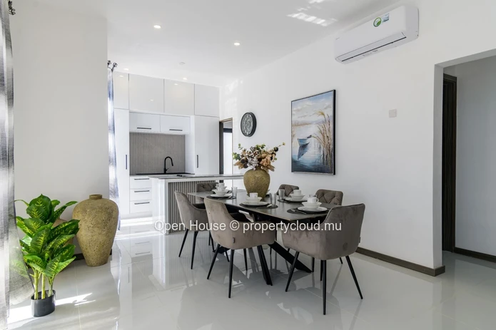 A LOUER - Villa mauricienne à Grand Baie, 128m², 3 chambres, piscine privée, meublée, climatisée, à Rs 175.000.