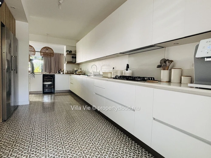 Roches Noires - Très beau duplex de 5 chambres avec rooftop et accès mer (Mandat exclusif)