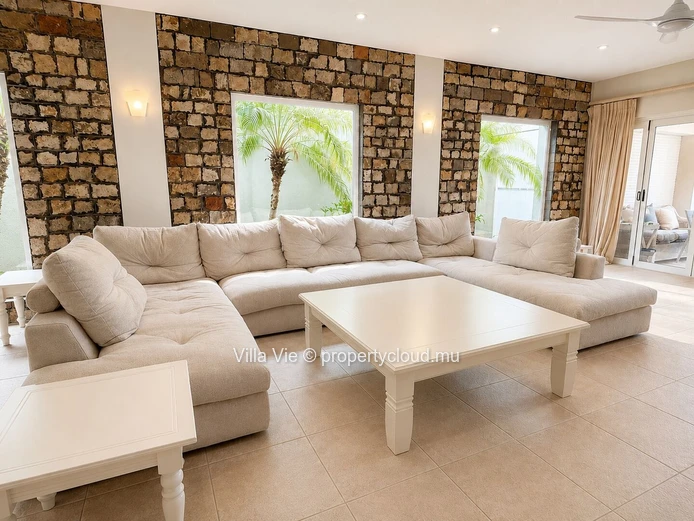 Grand Baie - Beachfront 4-bedroom family home with swimming pool (Sole Mandate)
