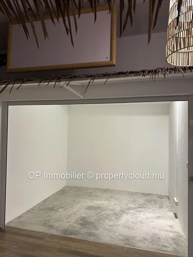 Magasin à louer à Curepipe, 11m², avec parking, ascenseur, proche des arrêts de bus et des magasins. Prix : Rs 12 000.