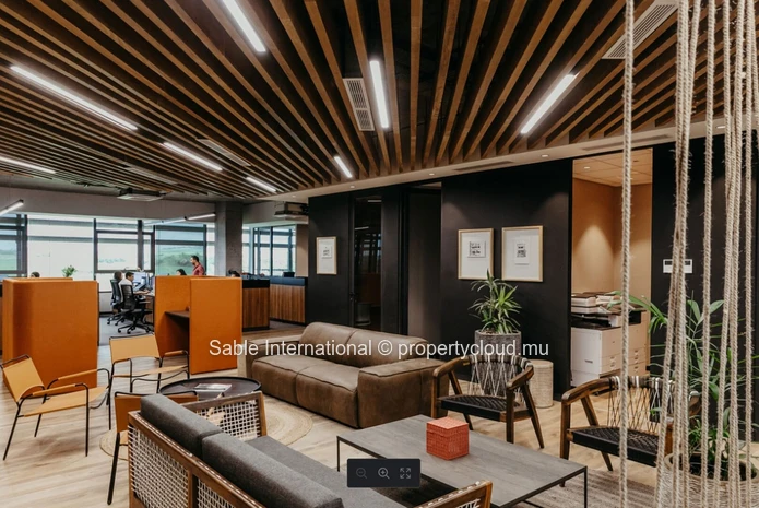 Bureau à vendre à Grand Baie, 1400m², 2 bureaux, parking sécurisé, proche commodités.