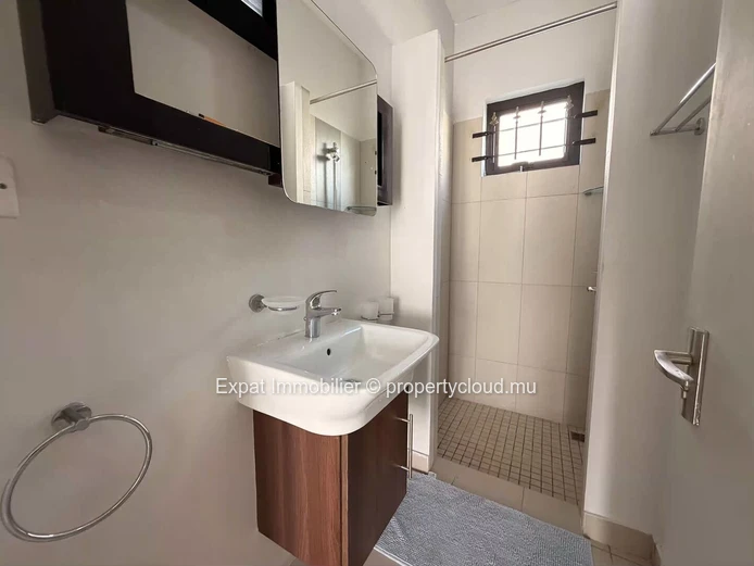 2-Bedroom Apartment with Shared Pool for Rent – 500m from Flic-en-Flac Beach