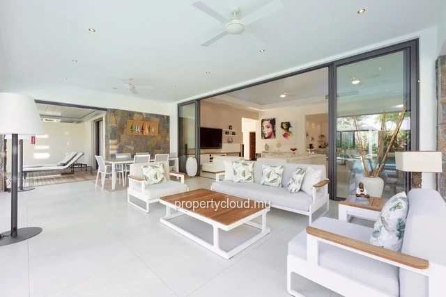 A vendre villa de 4 chambres en suite + bureau de 414,20 m2 sur un terrain de 1 065 m2 accessible aux etrangers à Gra...