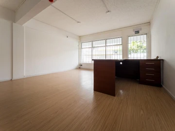 Spacious office space of 190 m² on the ground-floor office in central Quatre Bornes – Ideal for businesses