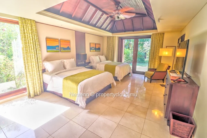 Luxueuse villa moderne avec piscine privée et accès au front de mer