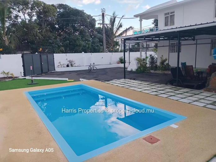Villa entièrement rénovée à louer à Roches Noires