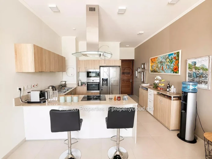 Prestige 3-bedroom ground-floor apartment with private garden and panoramic sea view