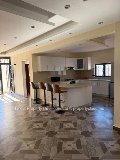Maison meublée 4 chambres avec piscine à louer à Calodyne