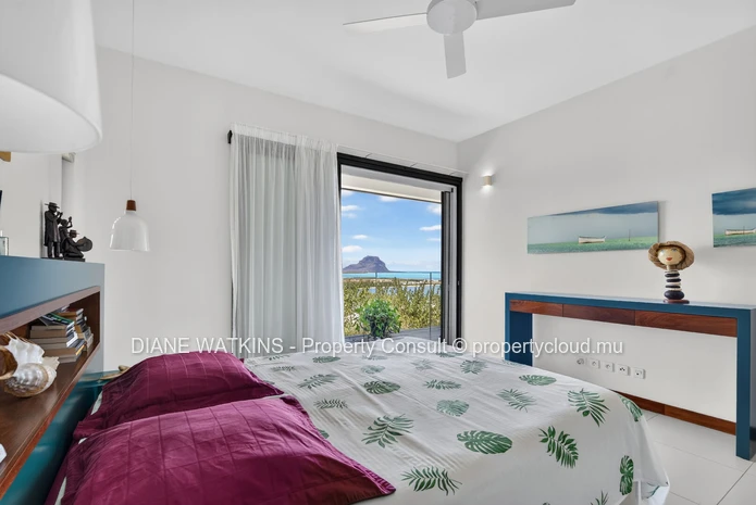 Villa RES contemporaine à vendre à Rivière Noire | Vue panoramique sur le lagon bleu