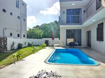 Contemporary Villa with Pool, 4 En-Suite Bedrooms and Terraces 