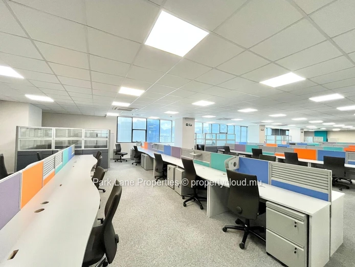 Bureau meublé de 998 m² prêt à être occupé à Ebene