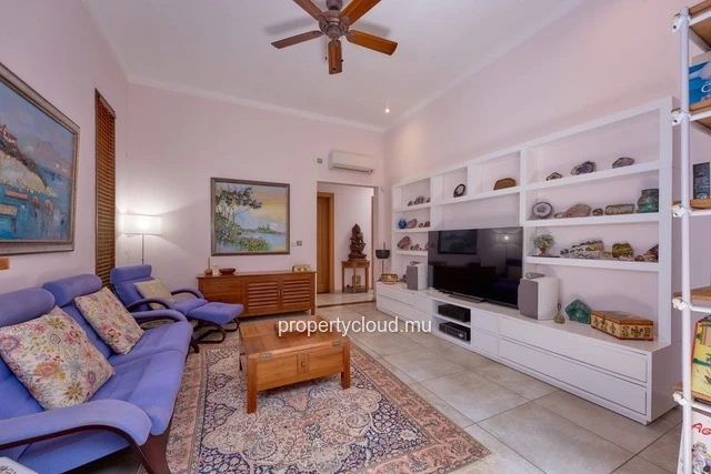A vendre villa 3 chambres en suite accessible aux étrangers à Balaclava.