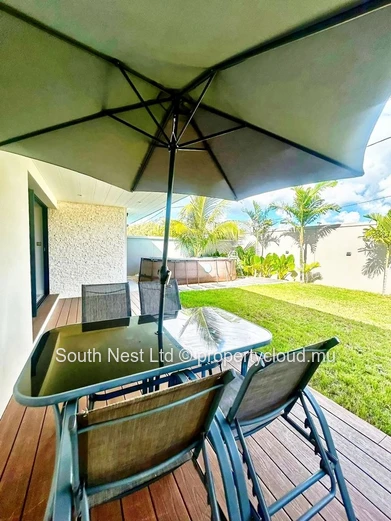 Located in the idyllic setting of Cap Malheureux, this sumptuous contemporary villa combines elegance, comfort, and t...