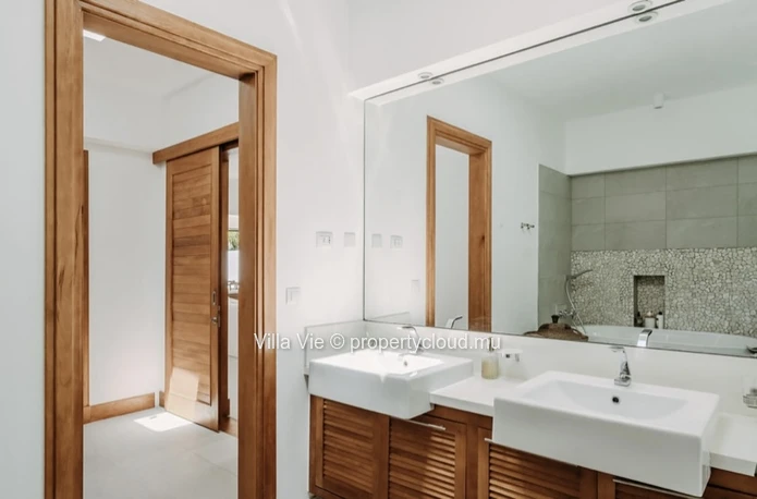 Cap Malheureux - Superb contemporary 3 bedroom villa on the beachfront