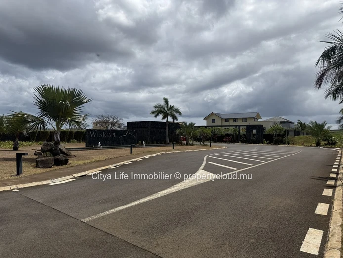 Prime Residential Land with Mountain Views – Tamarin