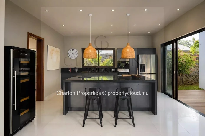 Villa élégante de 4 chambres en suite avec bureau – Une propriété familiale au cœur d’un cadre tropical privilégié