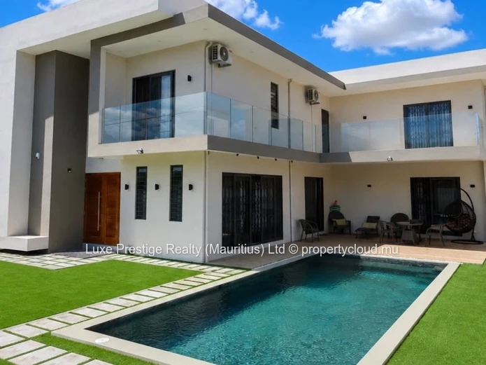 Villa Indépendante de 4 Chambres avec Bureau à Louer à Grand Baie | Piscine Privée, Jardin et Propriété Sécurisée